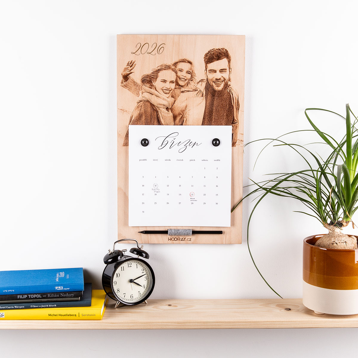 Dřevěný kalendář s fotografií na rok 2026